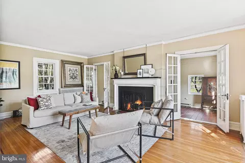 Living - 514 Drury Ln, Baltimore, MD 21229 photo 1 of 5