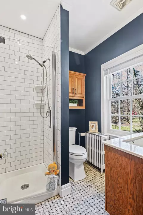 Bath - 514 Drury Ln, Baltimore, MD 21229 photo 5 of 6