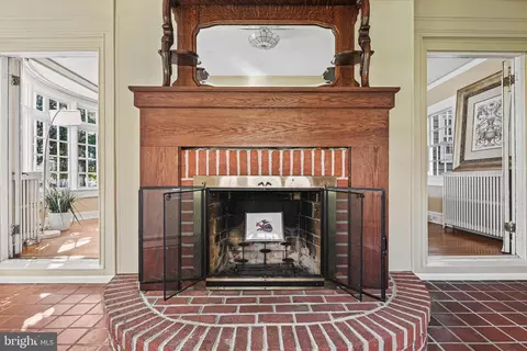 Living - 514 Drury Ln, Baltimore, MD 21229 photo 4 of 5