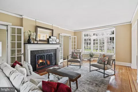 Living - 514 Drury Ln, Baltimore, MD 21229 photo 3 of 5