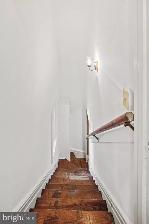 Entry Way - 514 Drury Ln, Baltimore, MD 21229 photo 4 of 4
