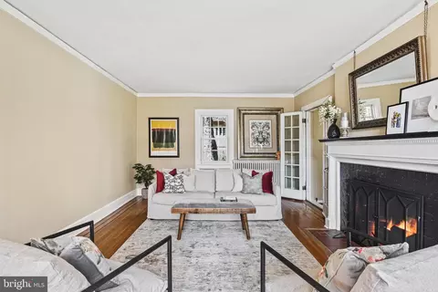 Living - 514 Drury Ln, Baltimore, MD 21229 photo 2 of 5