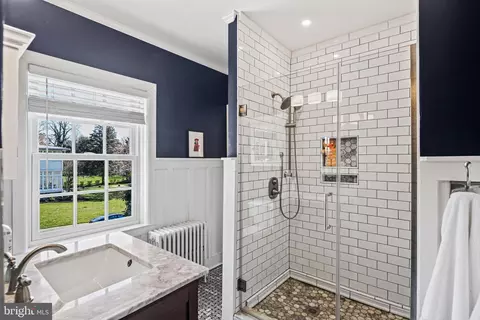 Bath - 514 Drury Ln, Baltimore, MD 21229 photo 3 of 6