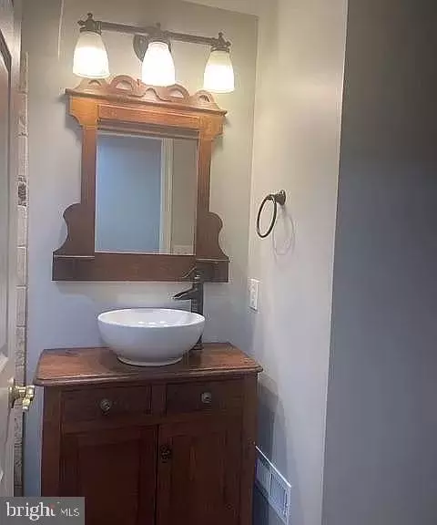 Bath - 104 Poppleton St, Baltimore, MD 21201 photo 1 of 3
