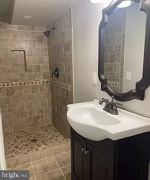 Bath - 104 Poppleton St, Baltimore, MD 21201 photo 2 of 3