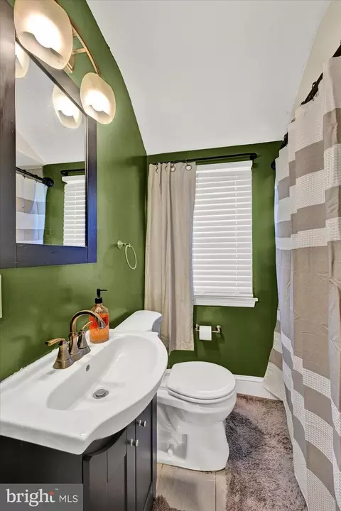 Bath - 1931 E Belvedere Ave, Baltimore, MD 21239 photo 2 of 3