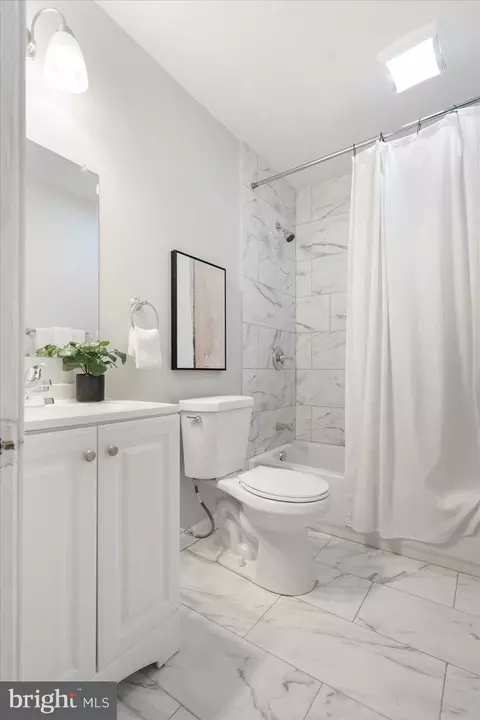 Bath - 3903 Ferndale Ave, Baltimore, MD 21207 photo 2 of 5