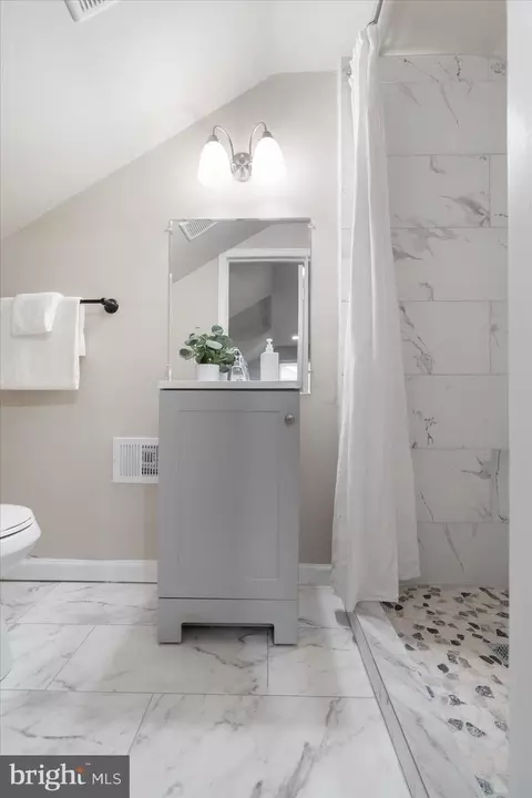 Bath - 3903 Ferndale Ave, Baltimore, MD 21207 photo 5 of 5