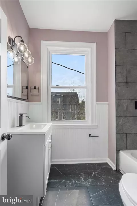 Bath - 2400 Ailsa Ave, Baltimore, MD 21214 photo 2 of 5