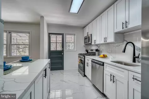 Kitchen - 5217 Hillwell Rd, Baltimore, MD 21229 photo 3 of 4