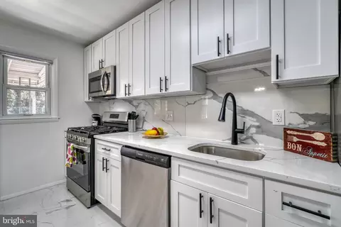 Kitchen - 5217 Hillwell Rd, Baltimore, MD 21229 photo 4 of 4