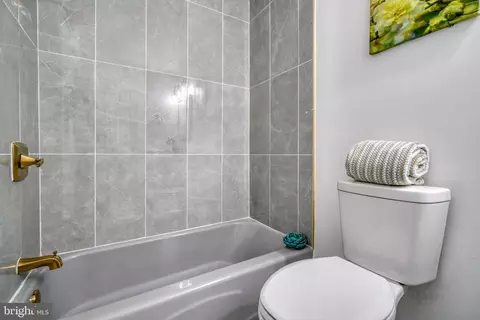 Bath - 5217 Hillwell Rd, Baltimore, MD 21229 photo 2 of 6