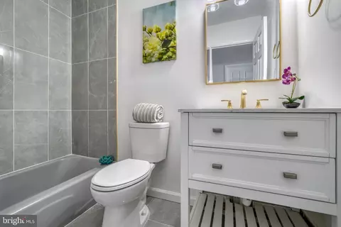 Bath - 5217 Hillwell Rd, Baltimore, MD 21229 photo 1 of 6