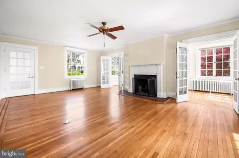Living - 305 Northway, Baltimore, MD 21218 photo 2 of 3