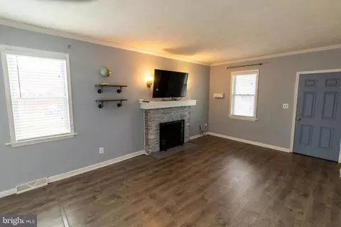 Living - 6623 Bushey St, Baltimore, MD 21224 photo 2 of 4