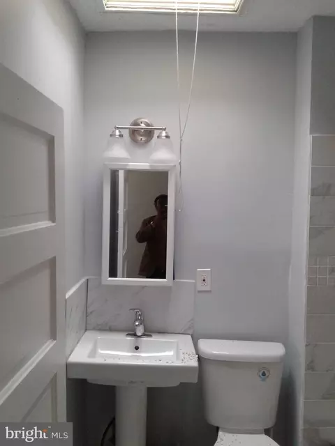 Bath - 1671 Cliftview Ave, Baltimore, MD 21213 photo 3 of 4