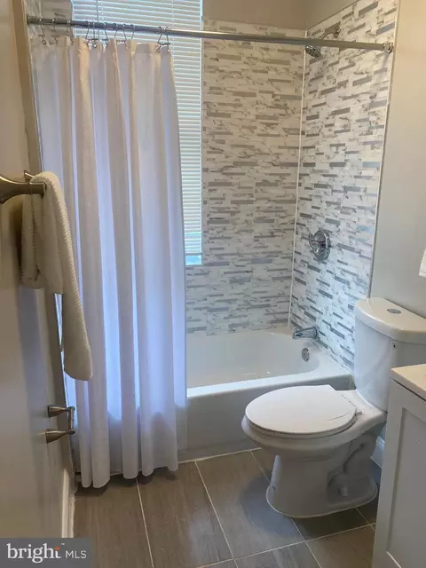 Bath - 3129 Cliftmont Ave, Baltimore, MD 21213 photo 3 of 5