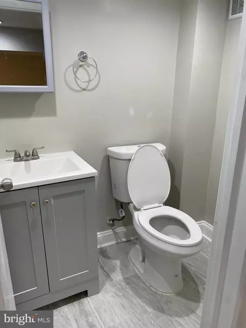 Bath - 3129 Cliftmont Ave, Baltimore, MD 21213 photo 2 of 5