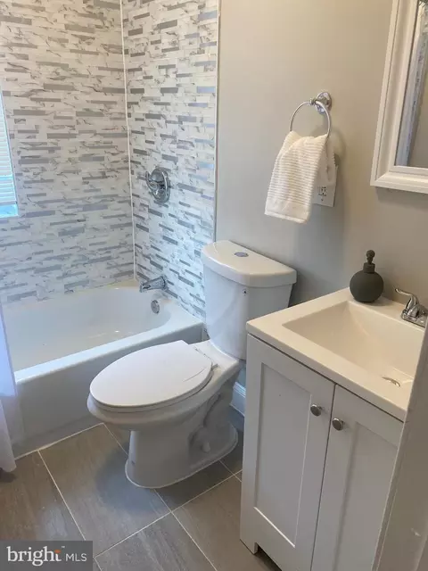 Bath - 3129 Cliftmont Ave, Baltimore, MD 21213 photo 4 of 5