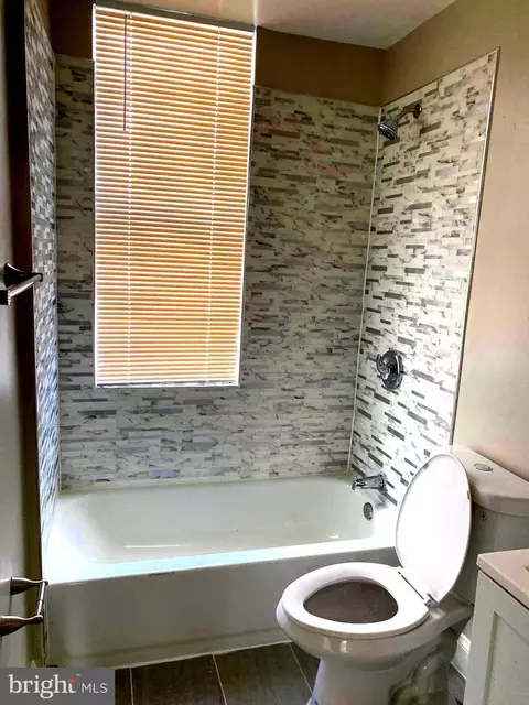 Bath - 3129 Cliftmont Ave, Baltimore, MD 21213 photo 1 of 5