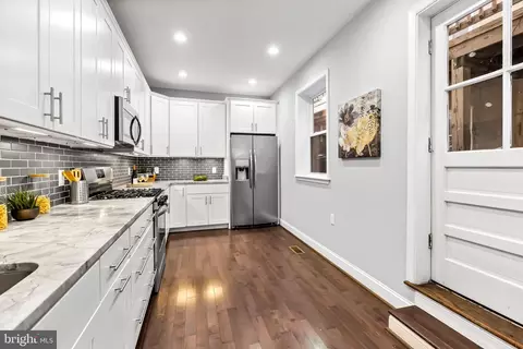 Kitchen - 1720 E Pratt St, Baltimore, MD 21231 photo 2 of 4