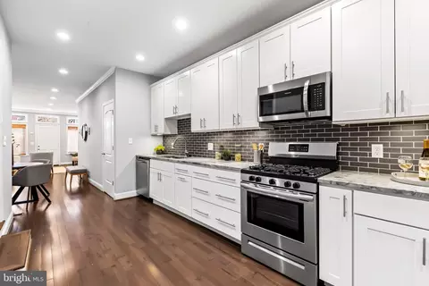 Kitchen - 1720 E Pratt St, Baltimore, MD 21231 photo 3 of 4