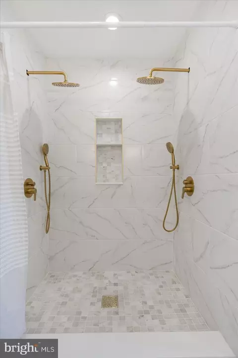 Bath - 2912 Grindon Ave, Baltimore, MD 21214 photo 3 of 8