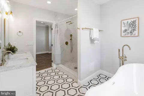 Bath - 2912 Grindon Ave, Baltimore, MD 21214 photo 1 of 8
