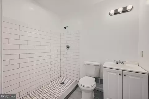 Bath - 2618 E Hoffman St, Baltimore, MD 21213 photo 2 of 2