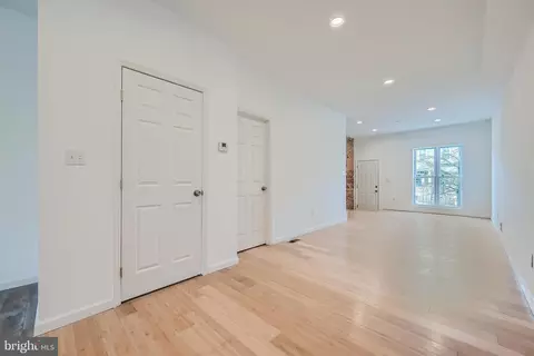 Entry Way - 2618 E Hoffman St, Baltimore, MD 21213 photo 2 of 5