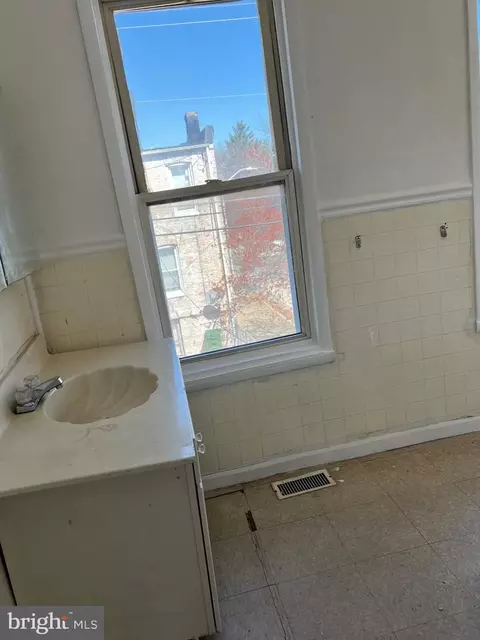 Bath - 642 E 29th St, Baltimore, MD 21218 photo 2 of 5