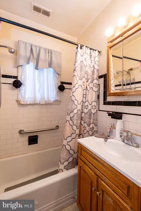 Bath - 4815 Laurel Ave, Baltimore, MD 21215 photo 2 of 4