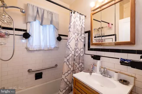 Bath - 4815 Laurel Ave, Baltimore, MD 21215 photo 1 of 4