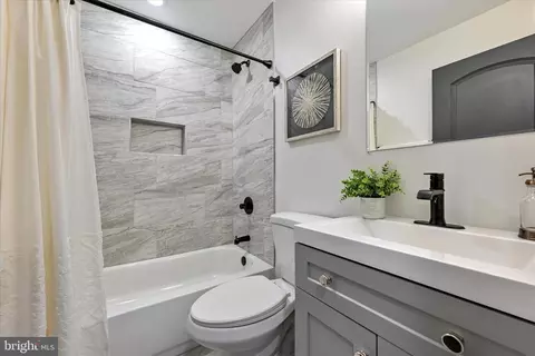 Bath - 1805 N Caroline St, Baltimore, MD 21213 photo 2 of 5