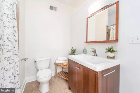 Bath - 2808 E Fairmount Ave E, Baltimore, MD 21224 photo 1 of 2