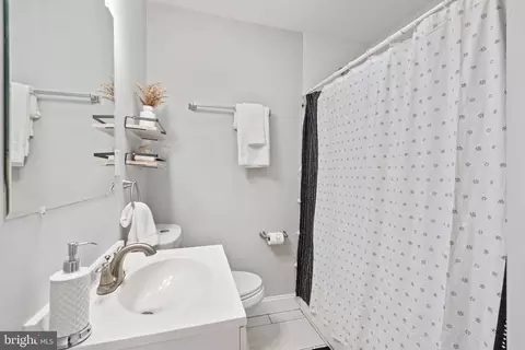 Bath - 718 Belgian Ave, Baltimore, MD 21218 photo 1 of 3