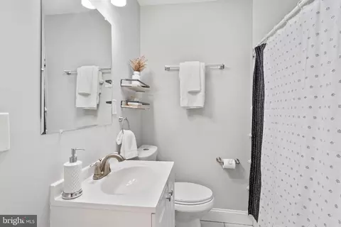 Bath - 718 Belgian Ave, Baltimore, MD 21218 photo 2 of 3