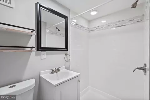 Bath - 718 Belgian Ave, Baltimore, MD 21218 photo 3 of 3