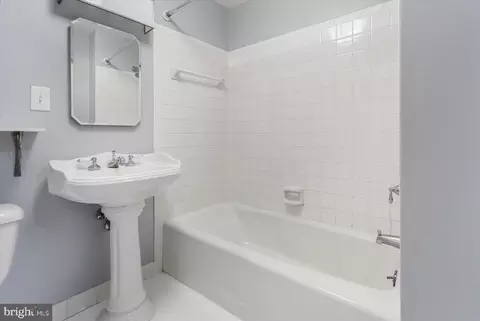 Bath - 902 Harden Ct, Baltimore, MD 21230 photo 2 of 5