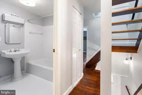 Bath - 902 Harden Ct, Baltimore, MD 21230 photo 1 of 5