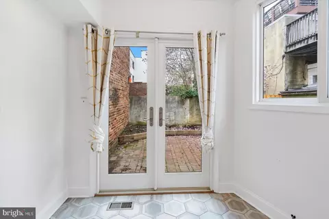 Entry Way - 902 Harden Ct, Baltimore, MD 21230 photo 2 of 7