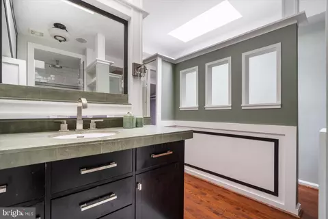 Bath - 902 Harden Ct, Baltimore, MD 21230 photo 3 of 5