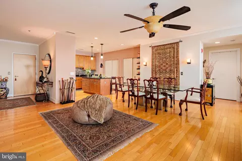 Living - 2772 Lighthouse Pt E #316, Baltimore, MD 21224 photo 3 of 9