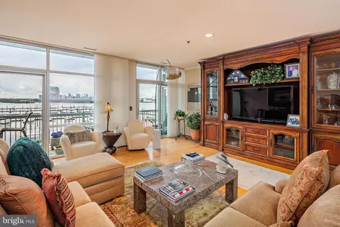 Living - 2772 Lighthouse Pt E #316, Baltimore, MD 21224 photo 6 of 9