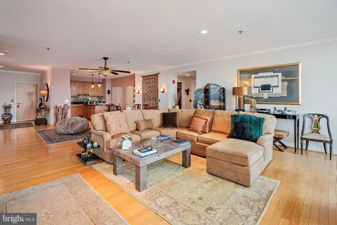 Living - 2772 Lighthouse Pt E #316, Baltimore, MD 21224 photo 7 of 9