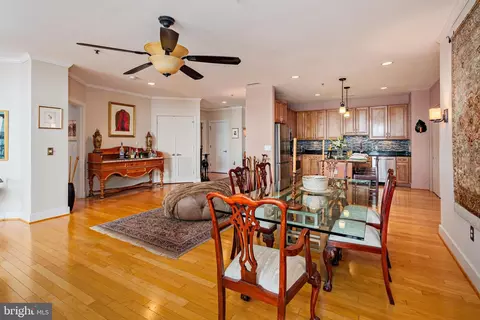 Living - 2772 Lighthouse Pt E #316, Baltimore, MD 21224 photo 4 of 9