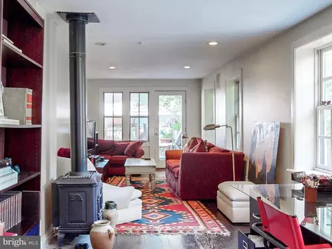 Living - 835 S Bond St, Baltimore, MD 21231 photo 4 of 6