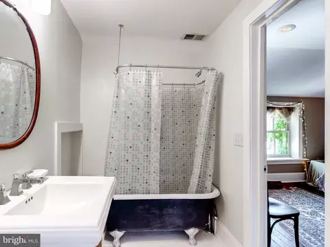 Bath - 835 S Bond St, Baltimore, MD 21231 photo 4 of 5