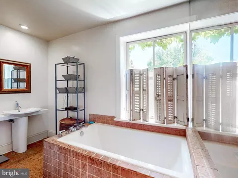 Bath - 835 S Bond St, Baltimore, MD 21231 photo 2 of 5