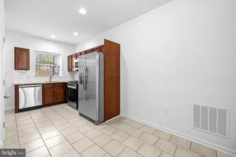 408 E Oliver St, Baltimore, MD 21202 photo 6